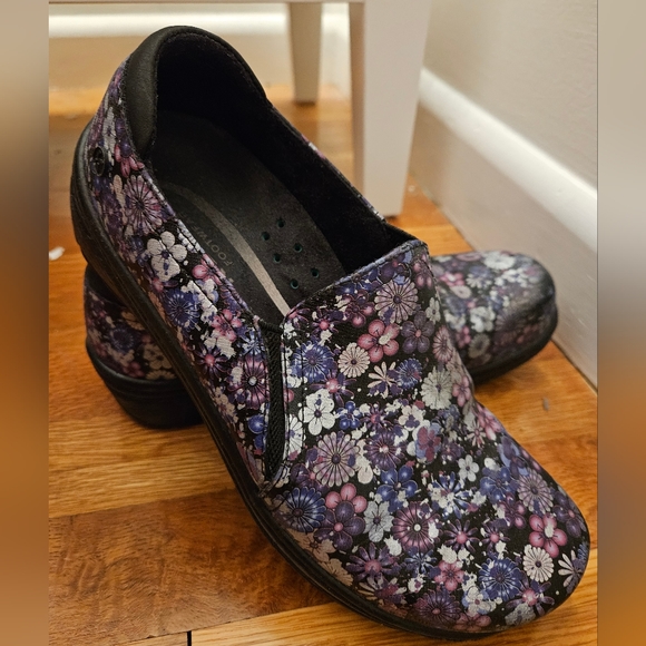 Leather Flower Patterned Non Slip Shoes - Picture 1 of 3